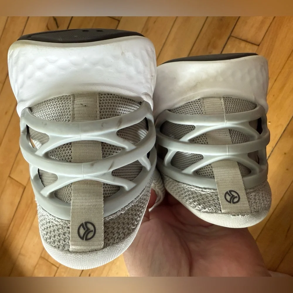 Kizik shoes in light grey wide‎ width